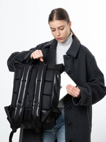 Рюкзак ROLLTOP POCKET 2 | екошкіра чорна глянцева - чорна матова 1/24 фото 2