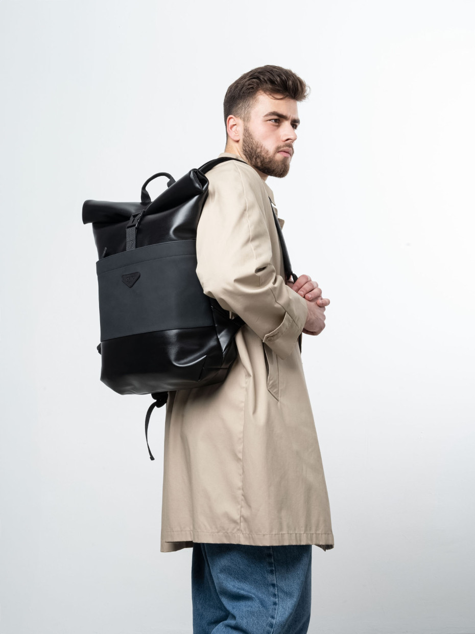 Рюкзак ROLLTOP POCKET 2 | екошкіра чорна глянцева - чорна матова 1/24